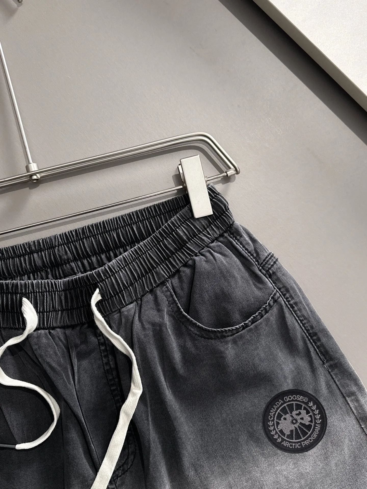 P300 Big Goose 2025 summer new jeans denim shorts are woven from imported Japanese Denim plain cotton denim fabrics. They have three standards. The top stone-washed process makes the texture reach the old taste of the 1980s. It is soft, delicate, comfortable and breathable. The color has a modern and fashionable vicissitudes. The upper body is versatile and fashionable! Light luxury is a must-have item for daily commuting! Size: M-4XL (please state your height and weight when placing an order)